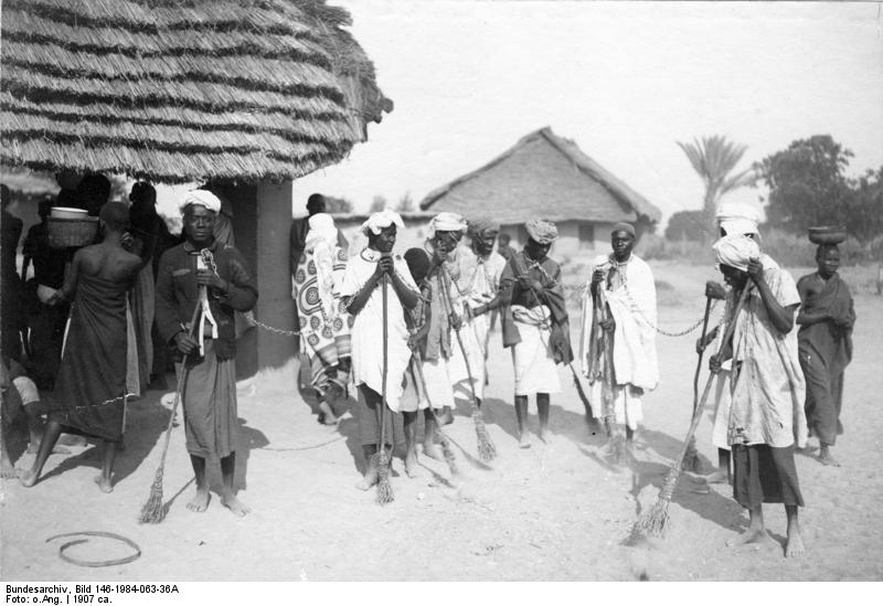 Exzellens Dernburg in Ostafrika Kettengefangene in Tabora